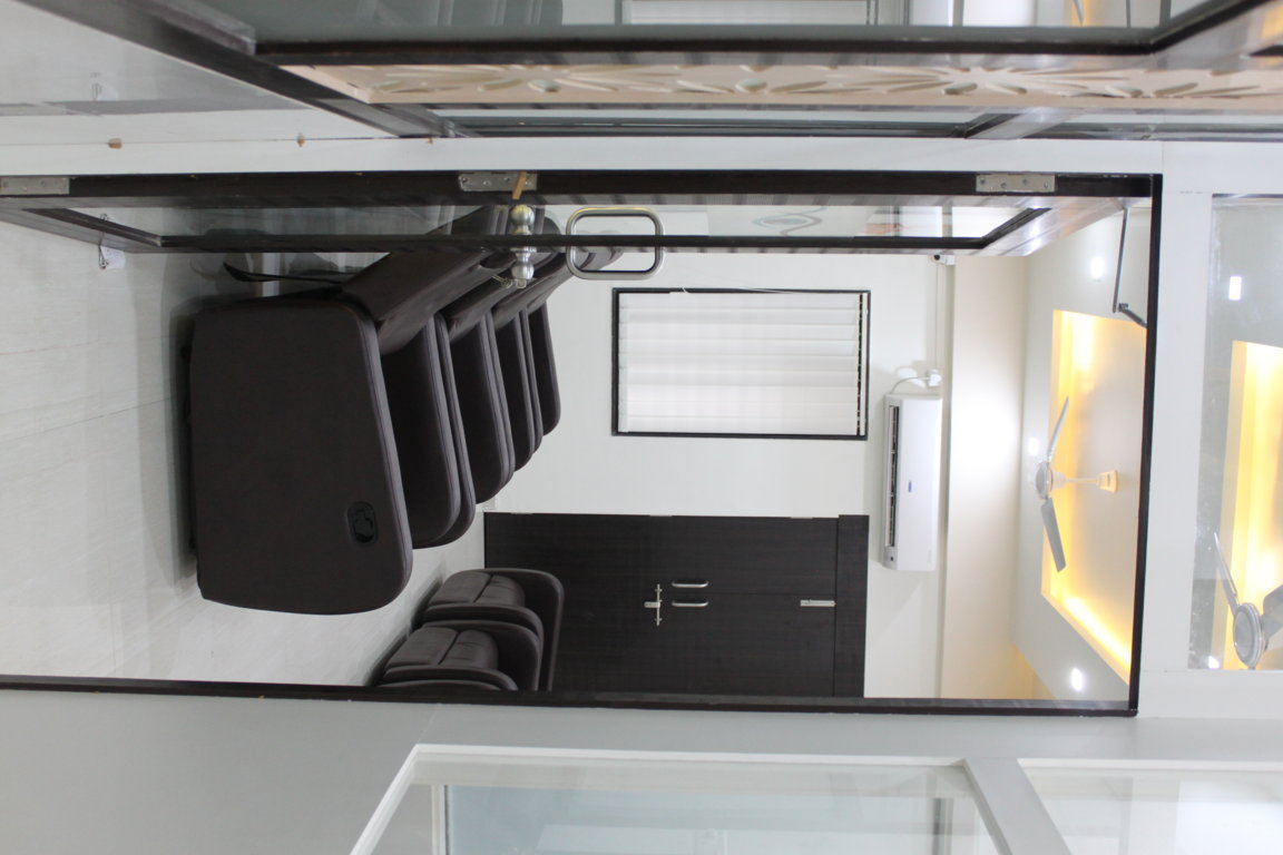 Glass-balustraded recovery suite at Insight Institute, with leather recliners arranged behind a wall of glazing overlooking the diagnostic floor